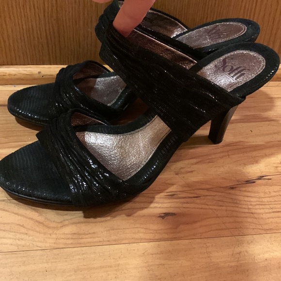 Sofft 9.5 black leather two strap sandals slide 4” high heels shimmery sexy EUC - Picture 12 of 14